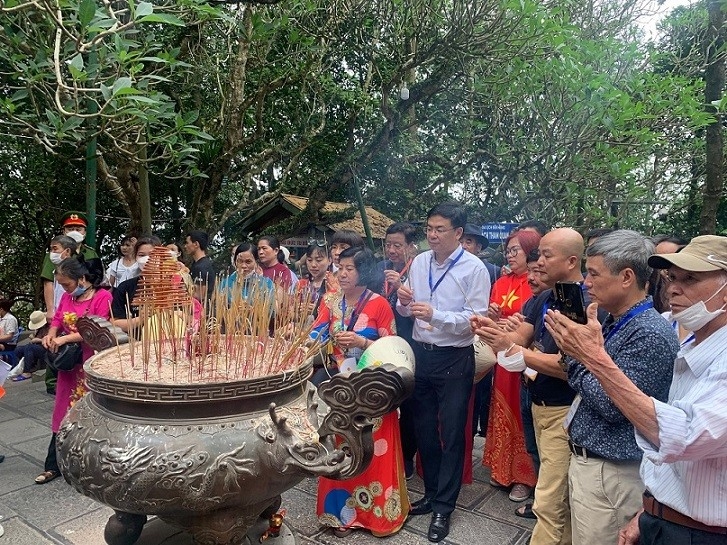 外交部副部长范光效和越侨代表团敬香并举行向雄王敬告去年取得的成果和感恩祖先功德的仪式。