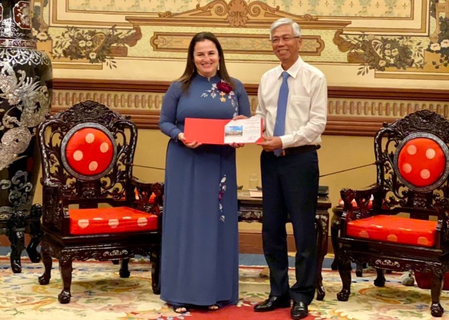 胡志明市人民委员会副主席武文欢向联合国妇女署驻越南首席代表艾丽莎·费尔南德斯·萨恩斯颁发胡志明市市徽证书。