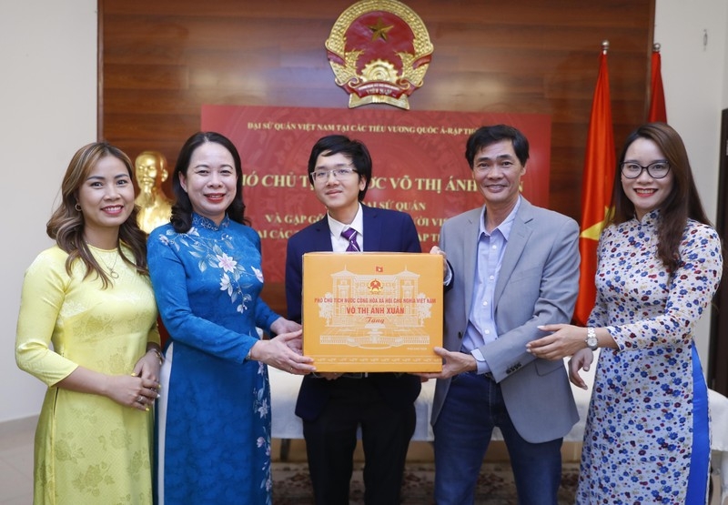 武氏映春副主席造访了越南驻阿联酋代表机构，与其干部、工作人员和旅居阿联酋越南人社群代表举行会面。