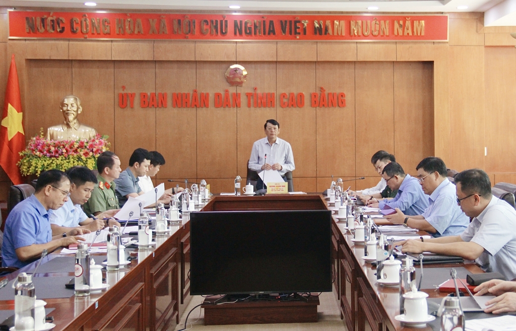 省人民委员会主席黄春英在会议上发言。