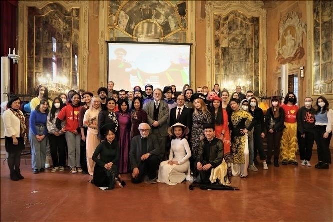 黎氏碧紅教师与越南和意大利大学生在“越南灵魂”节目中表演。（图片来源：越通社）