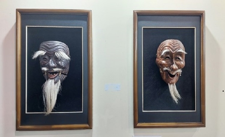 在能乐艺术（Nohgaku）的仪式性剧目Okina中使用了一对黑白相间的老人面具。（图：越通社）