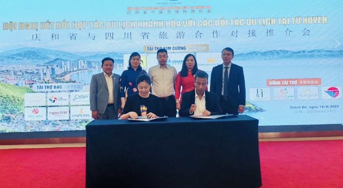 越南庆和省企业与中国四川省企业签署旅游合作备忘录。