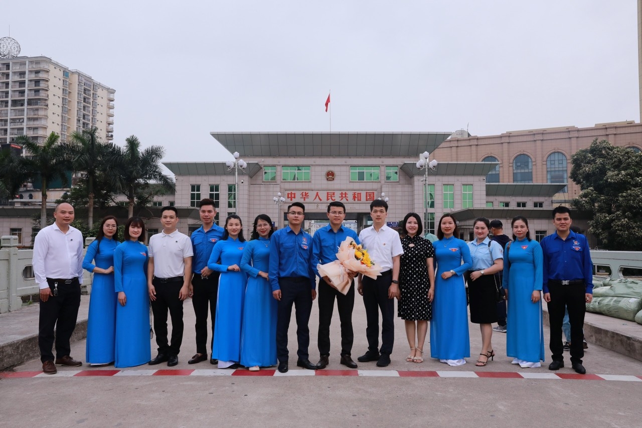 该活动旨在加强越南芒街市和中国东兴市青年团之间的相互了解，增进双方传统友谊。