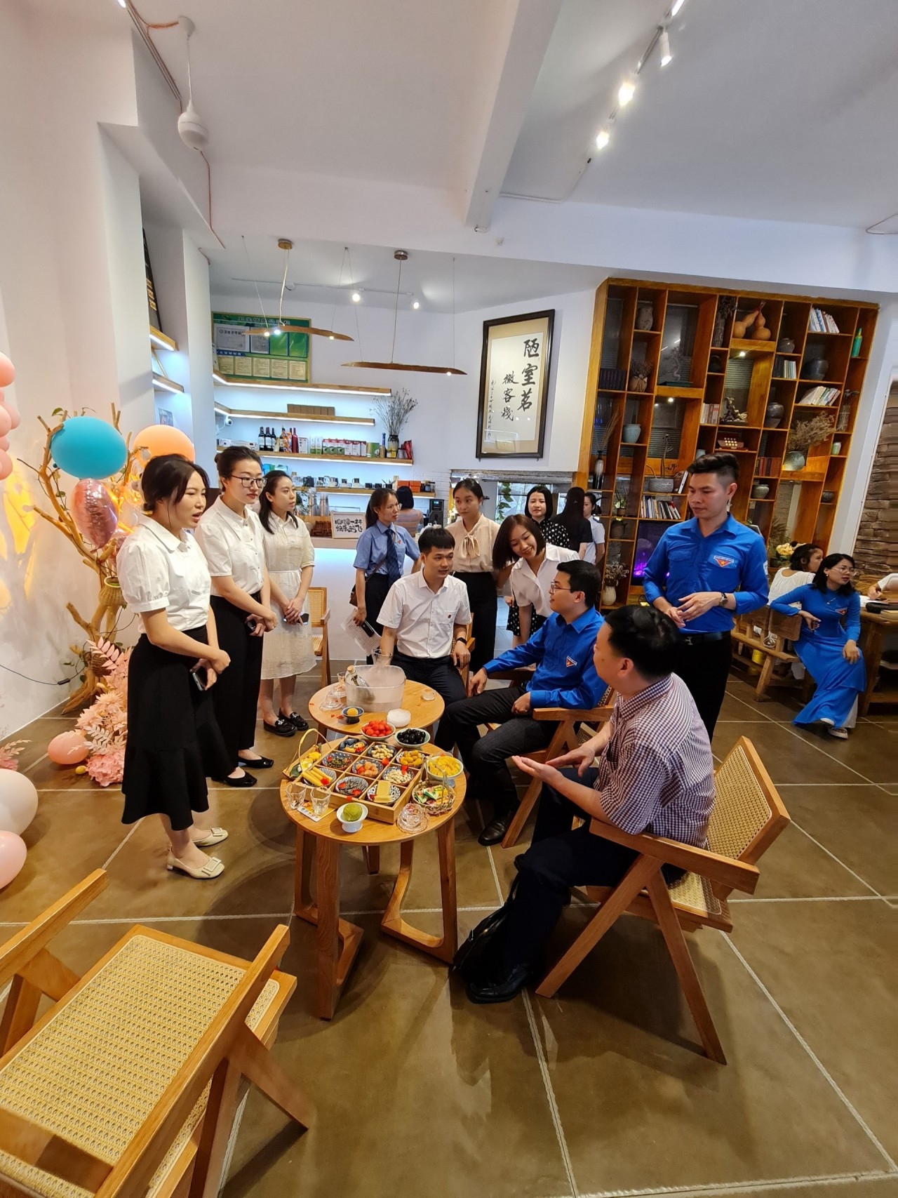 两市青年团已了解各家庭寄宿——跨境旅游的特征，体验中国茶道。