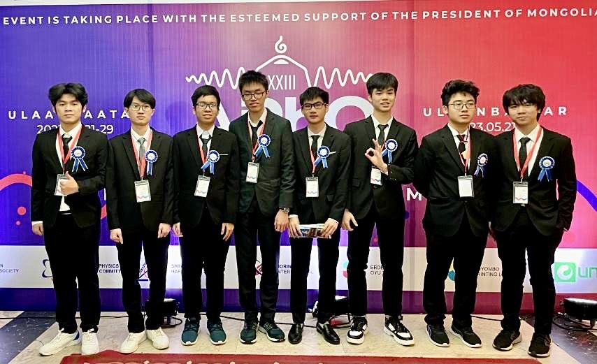 参赛的8名越南学生。