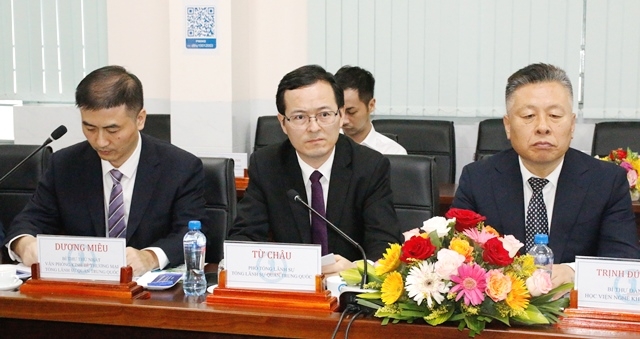 中华人民共和国驻胡志明市副总领事徐州先生（中）在会上发言。