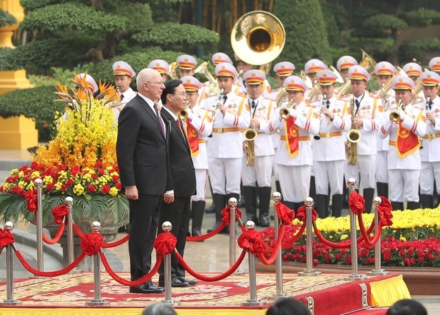 越南国家主席武文赏在河内主席府主持仪式，欢迎澳大利亚总督赫尔利来访。