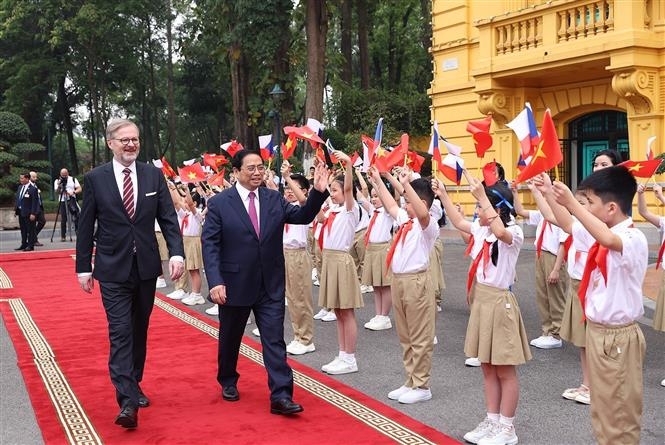 越南政府总理范明政主持仪式 欢迎捷克共和国总理对越南进行正式访问。
