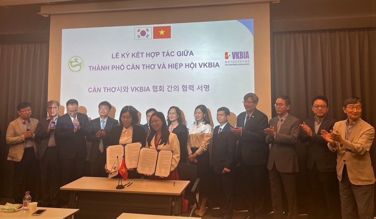 越南芹苴、薄辽、昆嵩和承天顺化四个省市与VKBIA签署合作协议。