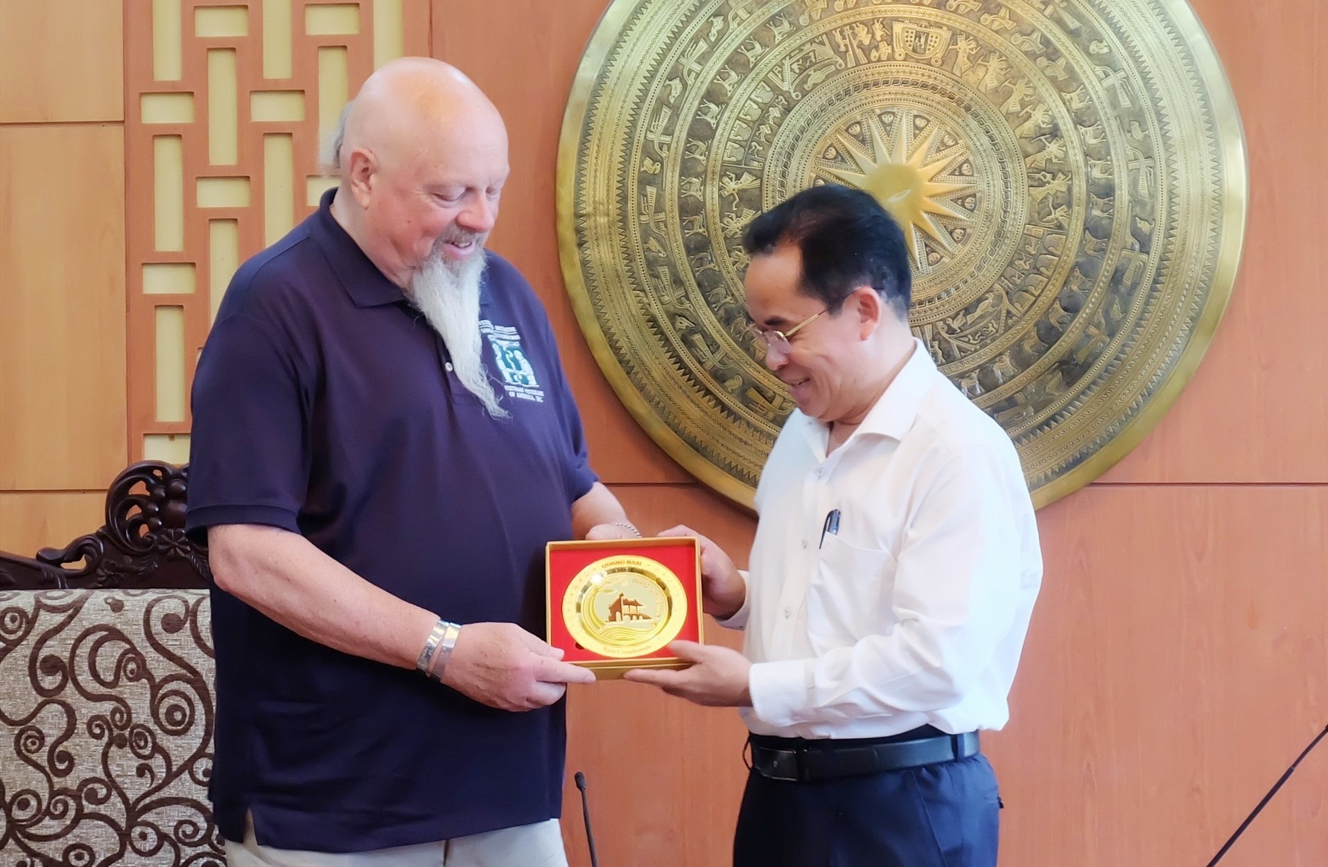 广南省人民委员会副主席陈英俊向美国战俘及战斗失踪人员事务委员会主任格兰特•科茨赠送纪念品。