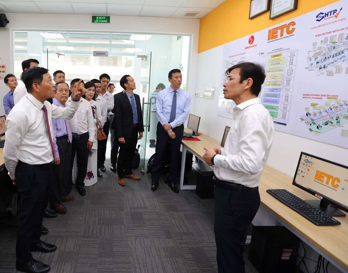 代表们参观胡志明市高科技园区的电路设计培训中心。