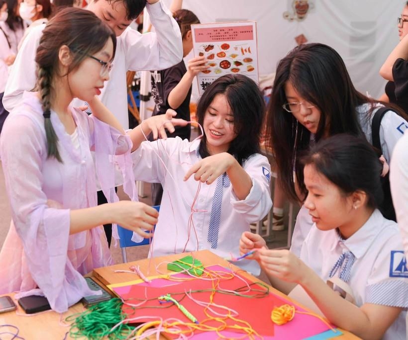 河内-阿姆斯特丹天才高中汉语专业班学生在河内大学体验“国际汉语日”活动。