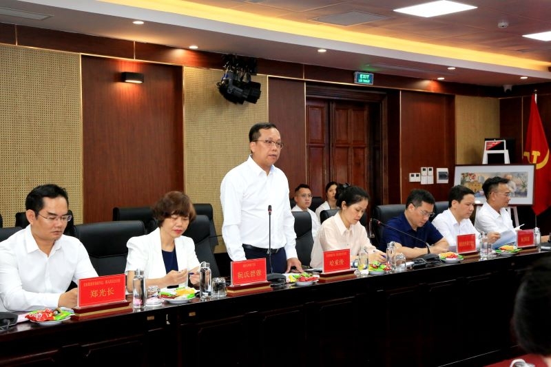 吴权郡人民委员会主席哈仲俊提出各项合作内容。