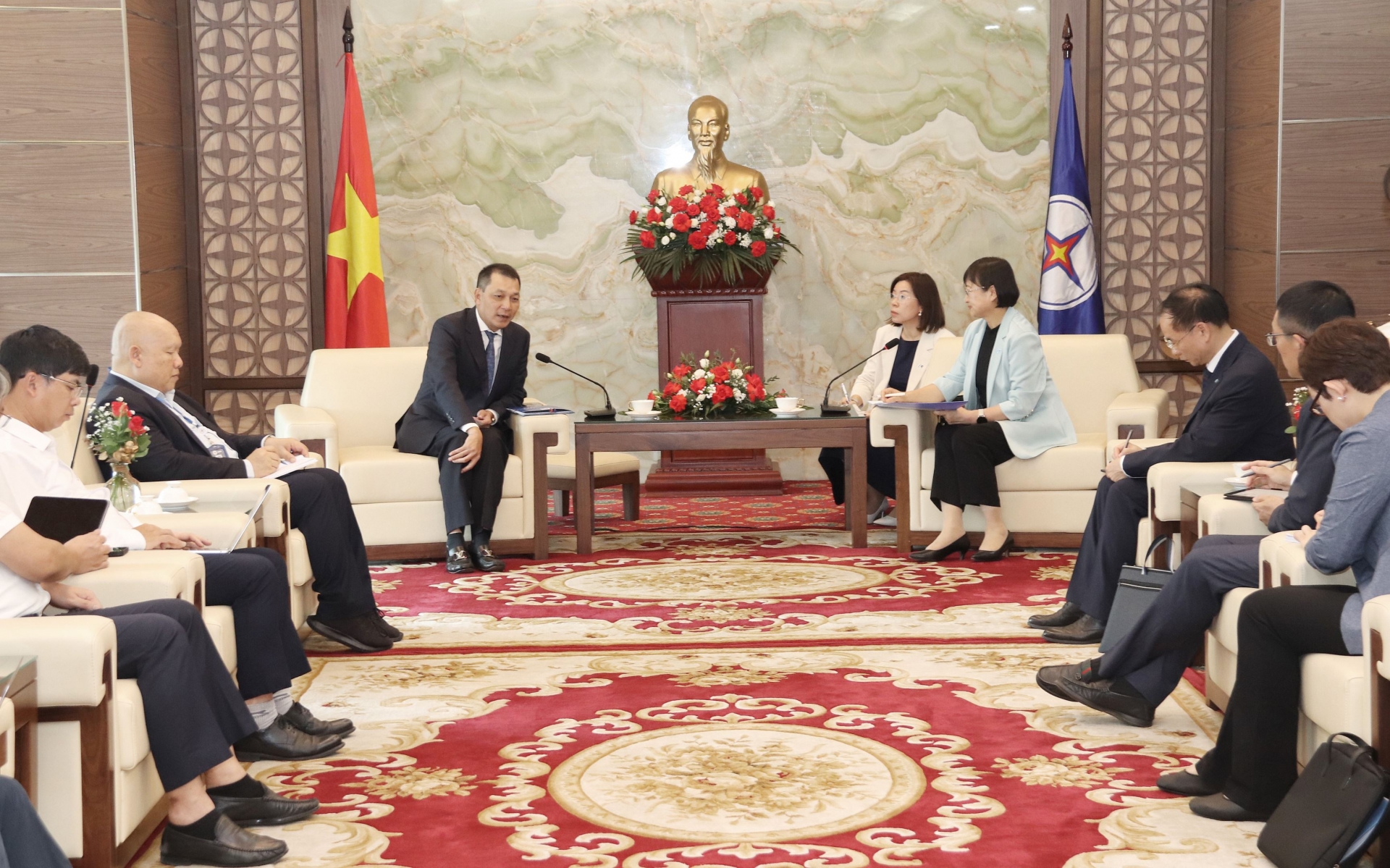越南电力集团董事会主席邓黄安与中国华电集团工作代表团举行了工作会谈