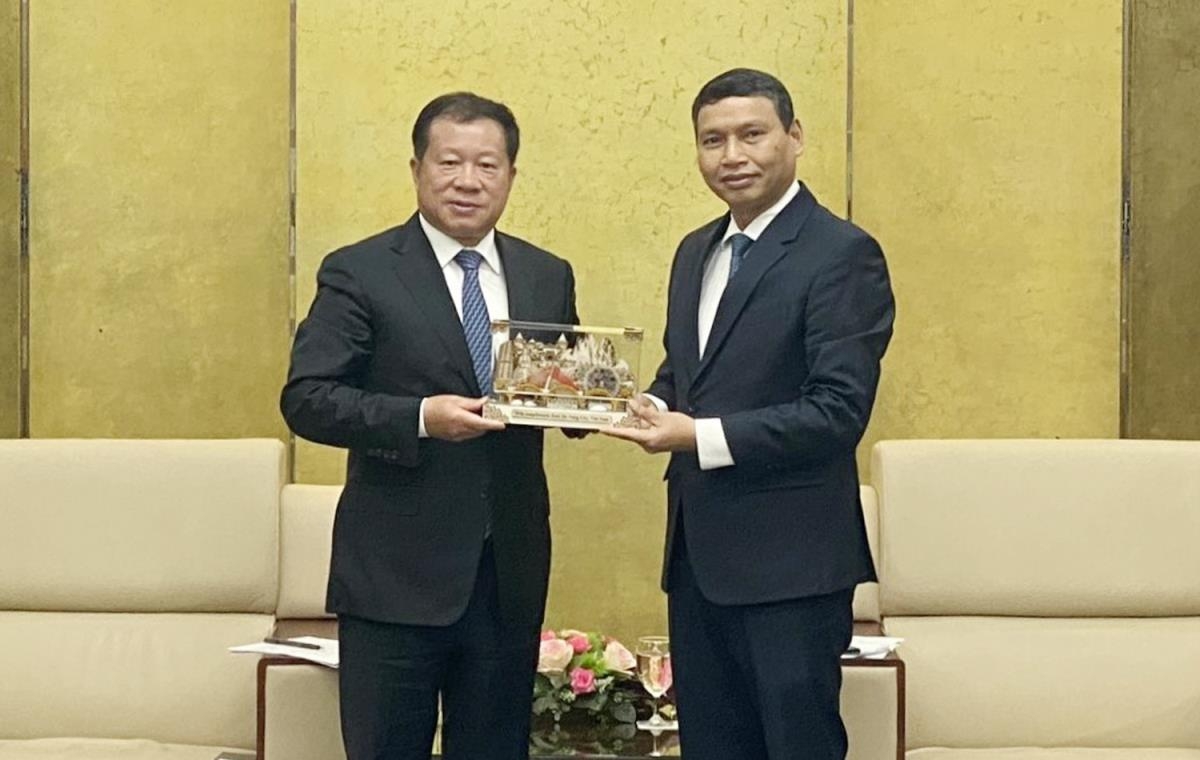 中国四川天府新区党工委书记周先毅先生（左）向岘港市领导赠送纪念品。