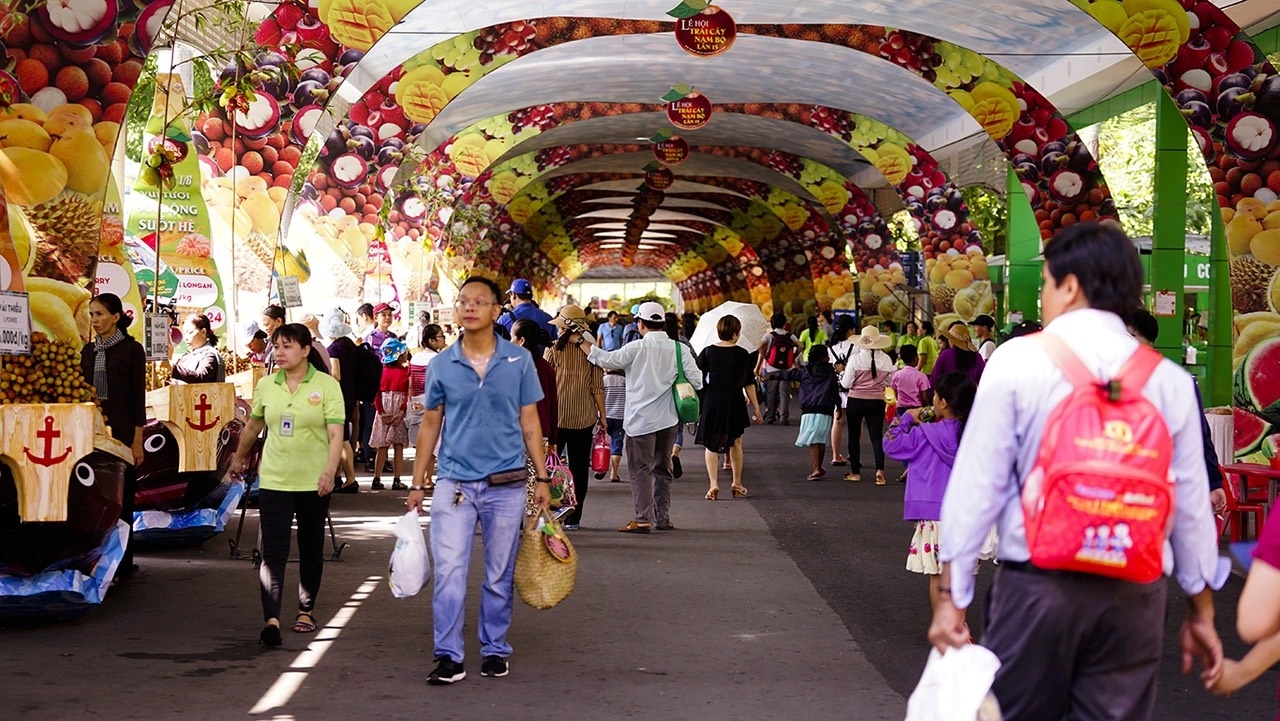 从 6 月 1 日到 8 月 31 日，游客将在守德市仙泉旅游公园品尝到2023 年南部水果节期间集聚的全国数百种地方水果。