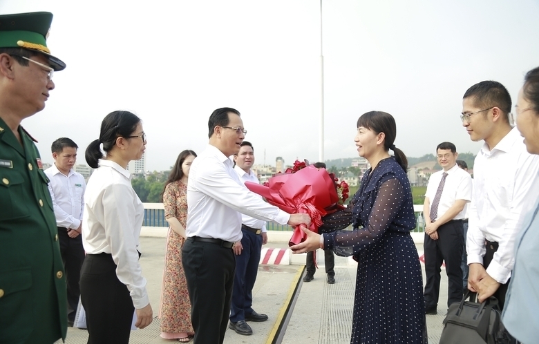 省人民委员会常务副主席黄国庆先生在老街国际口岸迎接红河州代表团。