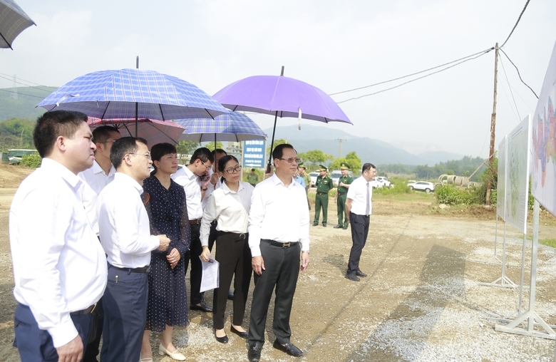 双方代表团对老街省坝洒-中国巴塞边境地区建设跨红河公路桥的拟议地点进行考察。