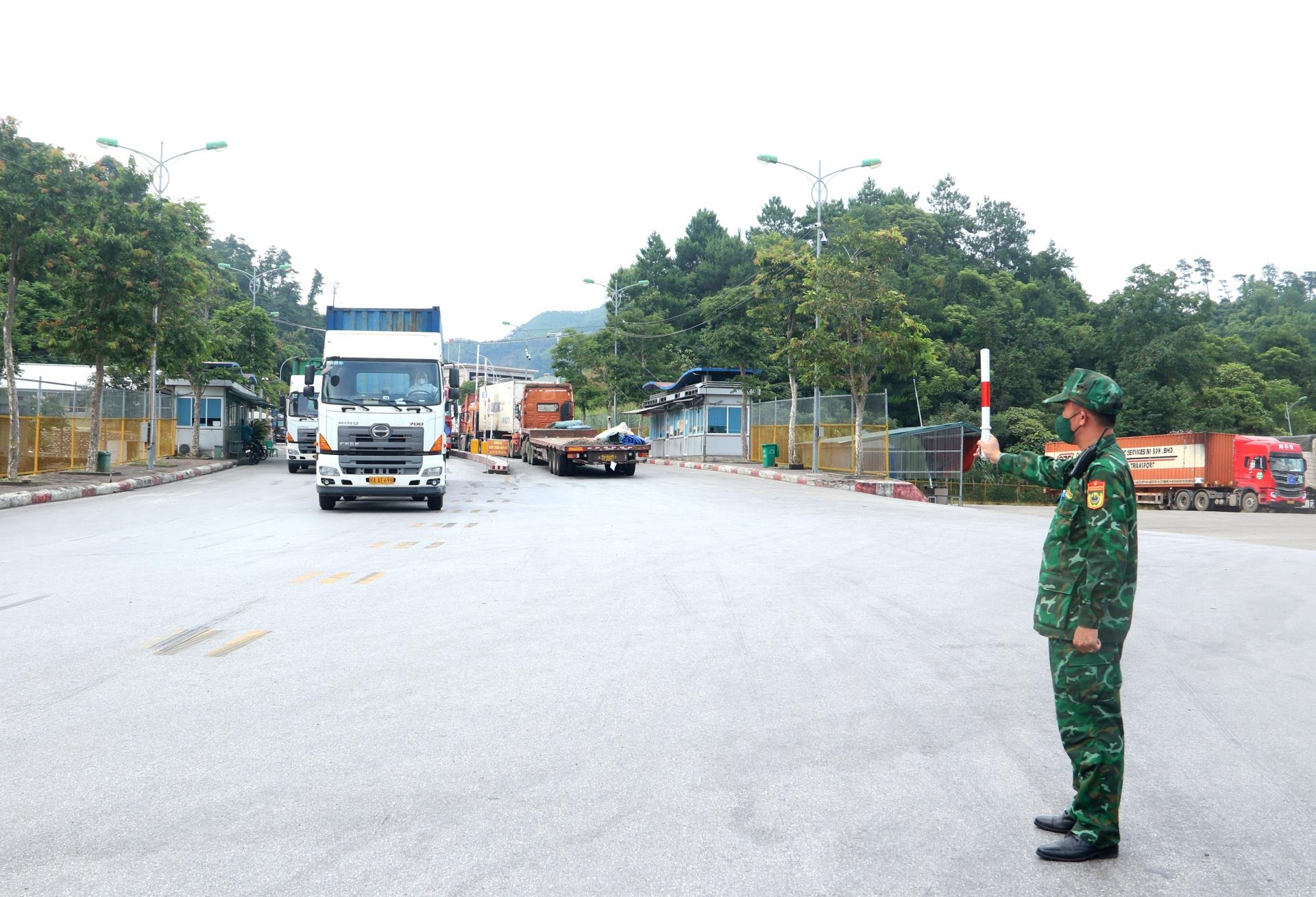 谅山省边防部队干部引导、调节和分流通过友谊国际边境口岸的载货车辆。（图：垂芝）