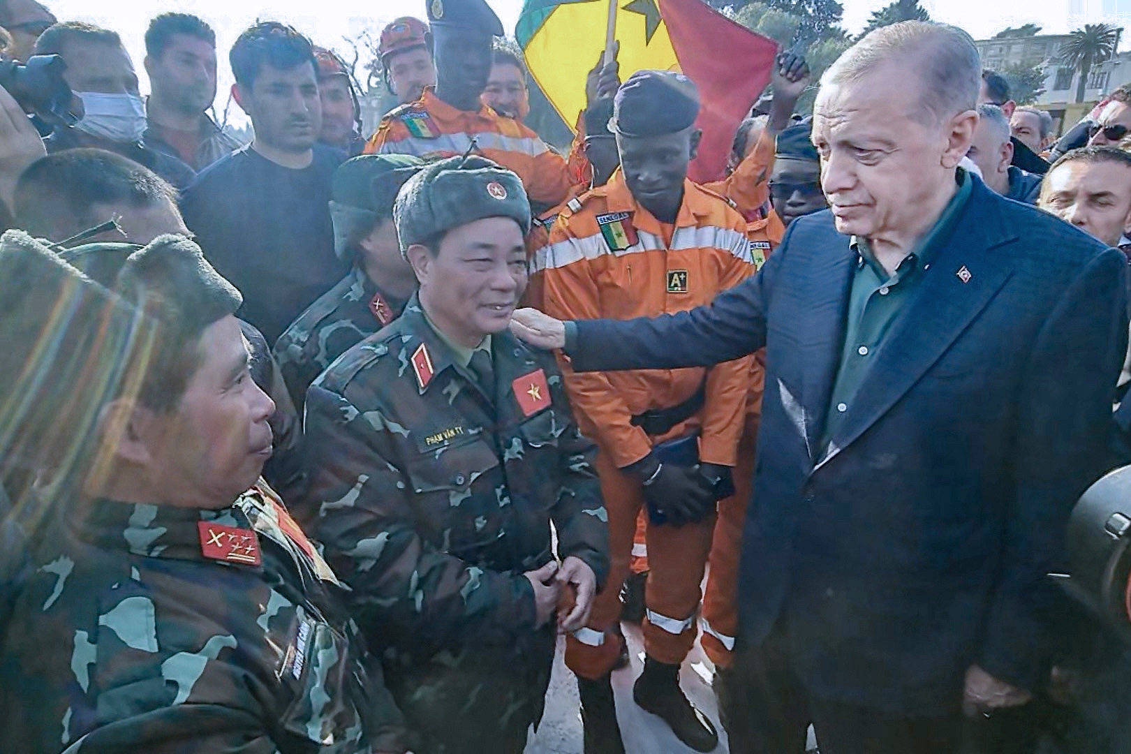 土耳其总统埃尔多安会见赴土耳其协助救灾的越南人民军力量。