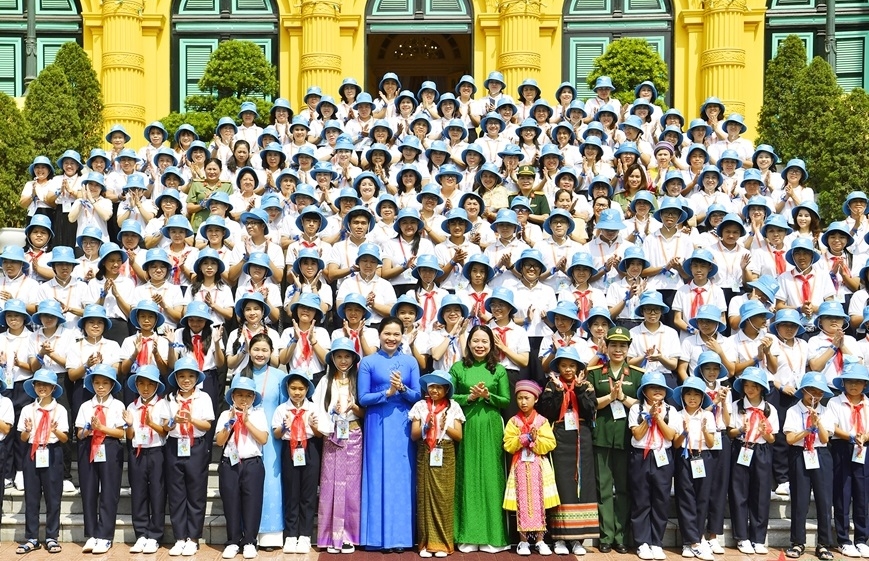 越南国家副主席武氏映春与各代表合影。