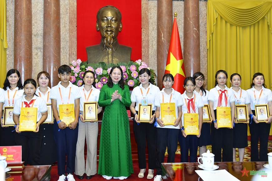 越南国家副主席武氏映春向夏令营代表赠送礼物。