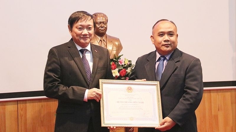 越南驻老挝大使馆向凯山·丰威汉博物馆颁发友谊勋章。
