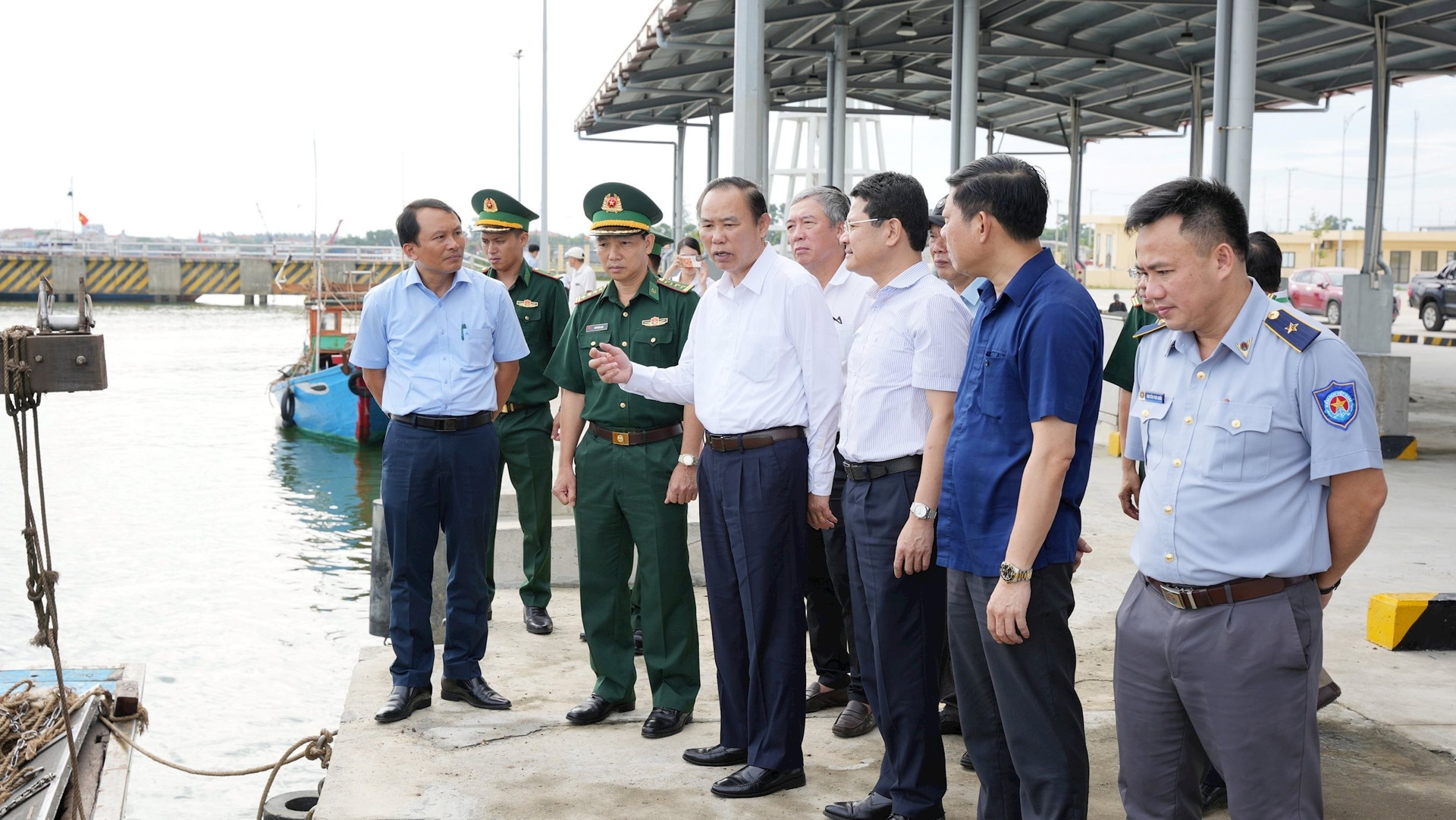 越南农业与农村发展部工作代表团在顺安渔港进行实地检查。