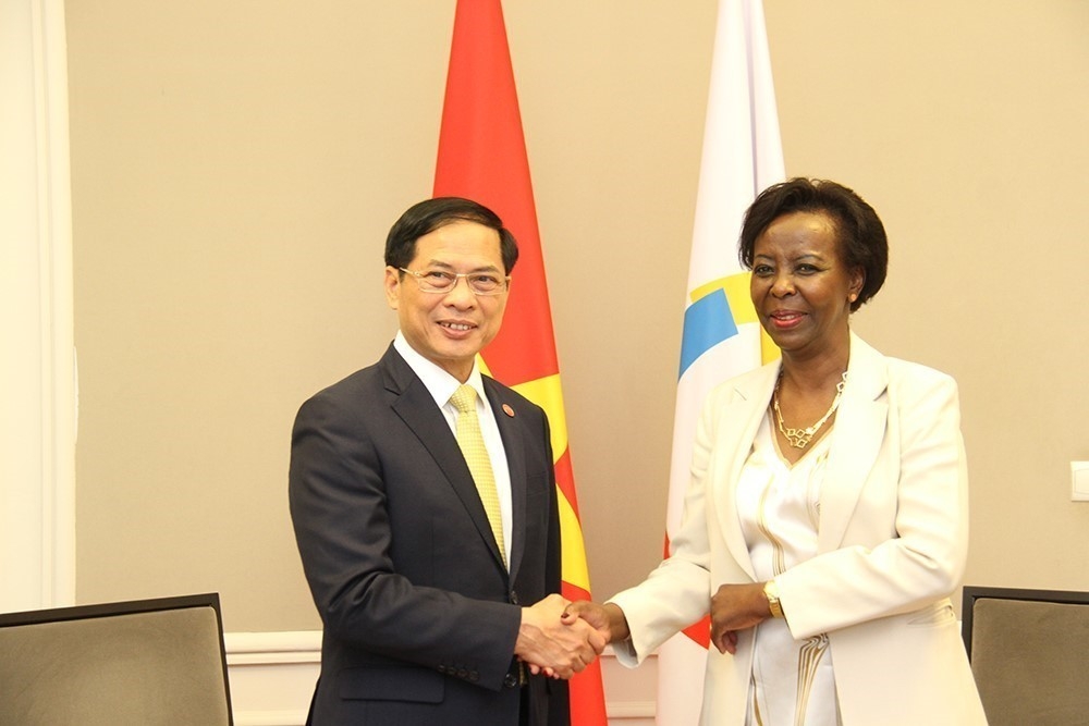 法语国家国际组织秘书长路易丝·穆希基瓦博与越南外交部部长裴青山。