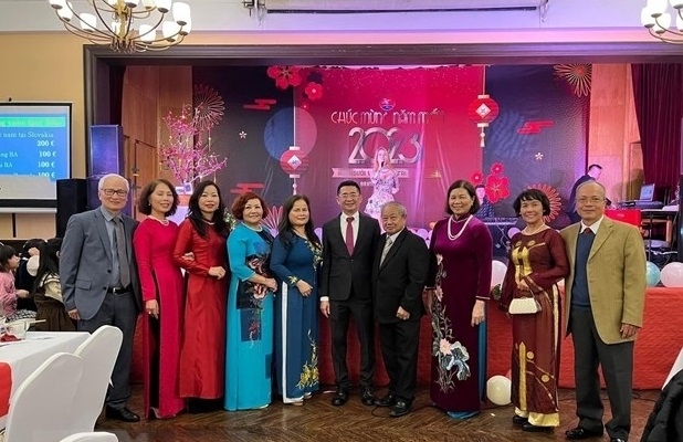 旅斯越南人社群代表参加2023癸卯新年社群迎春活动。
