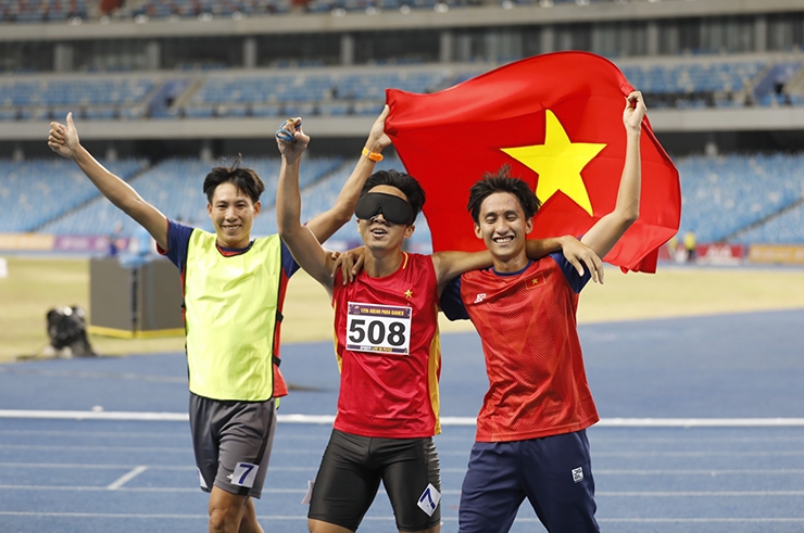 越南残疾运动员庆祝胜利。