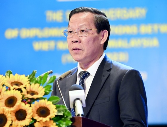 胡志明市人民委员会主席潘文买在庆典上发言。