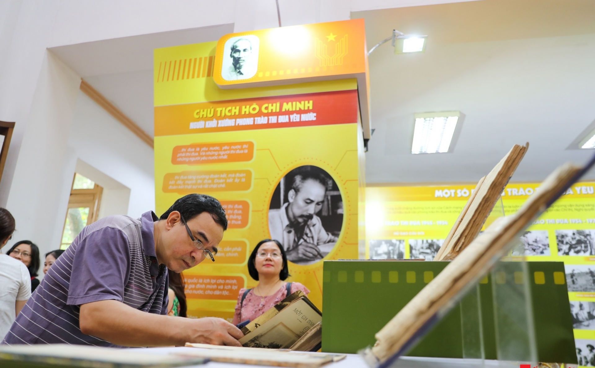 纪念胡志明主席发出爱国竞赛号召书75周年的资料图片展