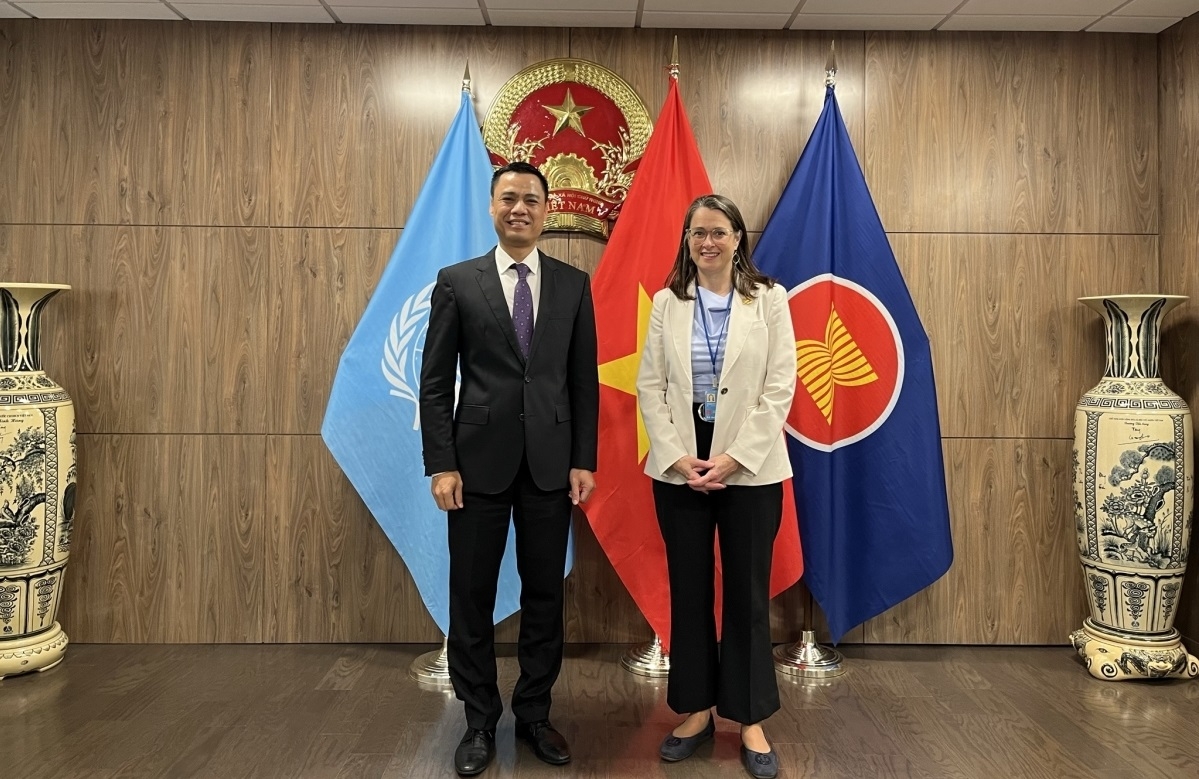越南常驻联合国代表团团长邓黄江与加拿大气候变化大使凯瑟琳·斯图尔特合影。