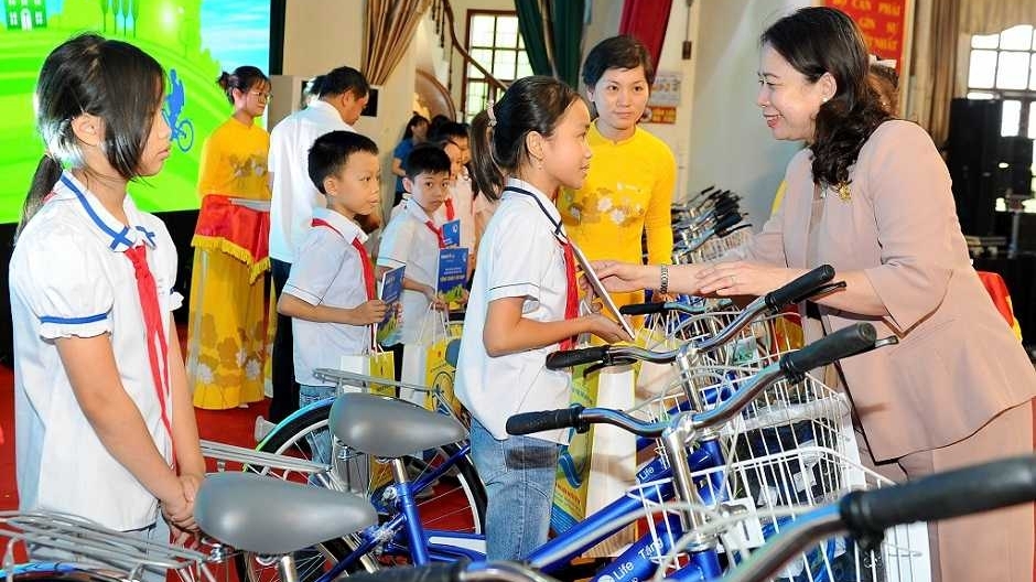 越南国家副主席向海阳省贫困优秀学生赠送奖学金和礼物