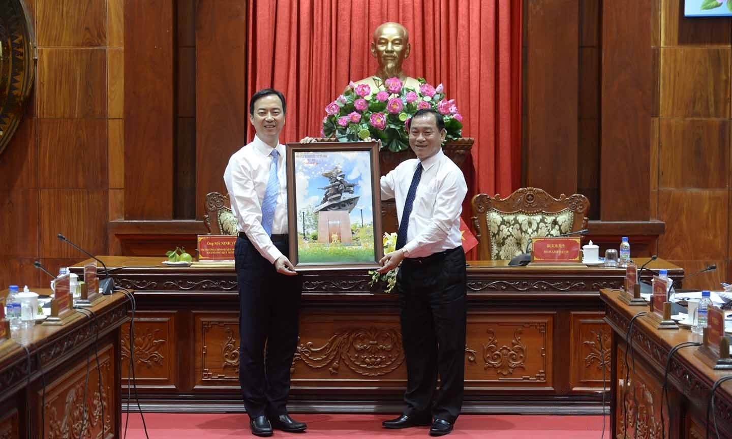前江省人民委员会主席阮文永向贵阳市市长马宁宇赠送留念品。