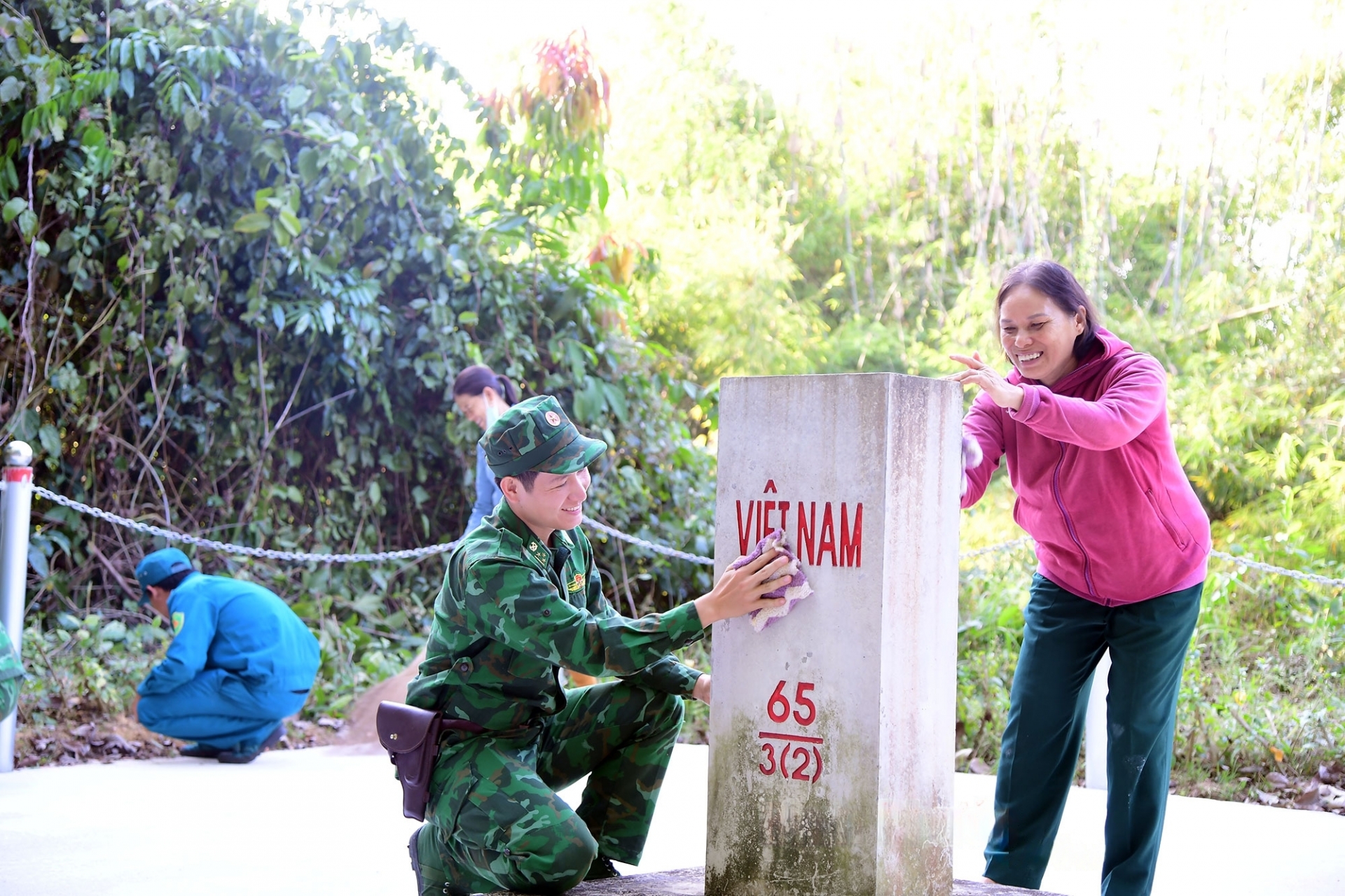 4号村庄人民与黄耀口岸边防屯干部共同清理界碑。
