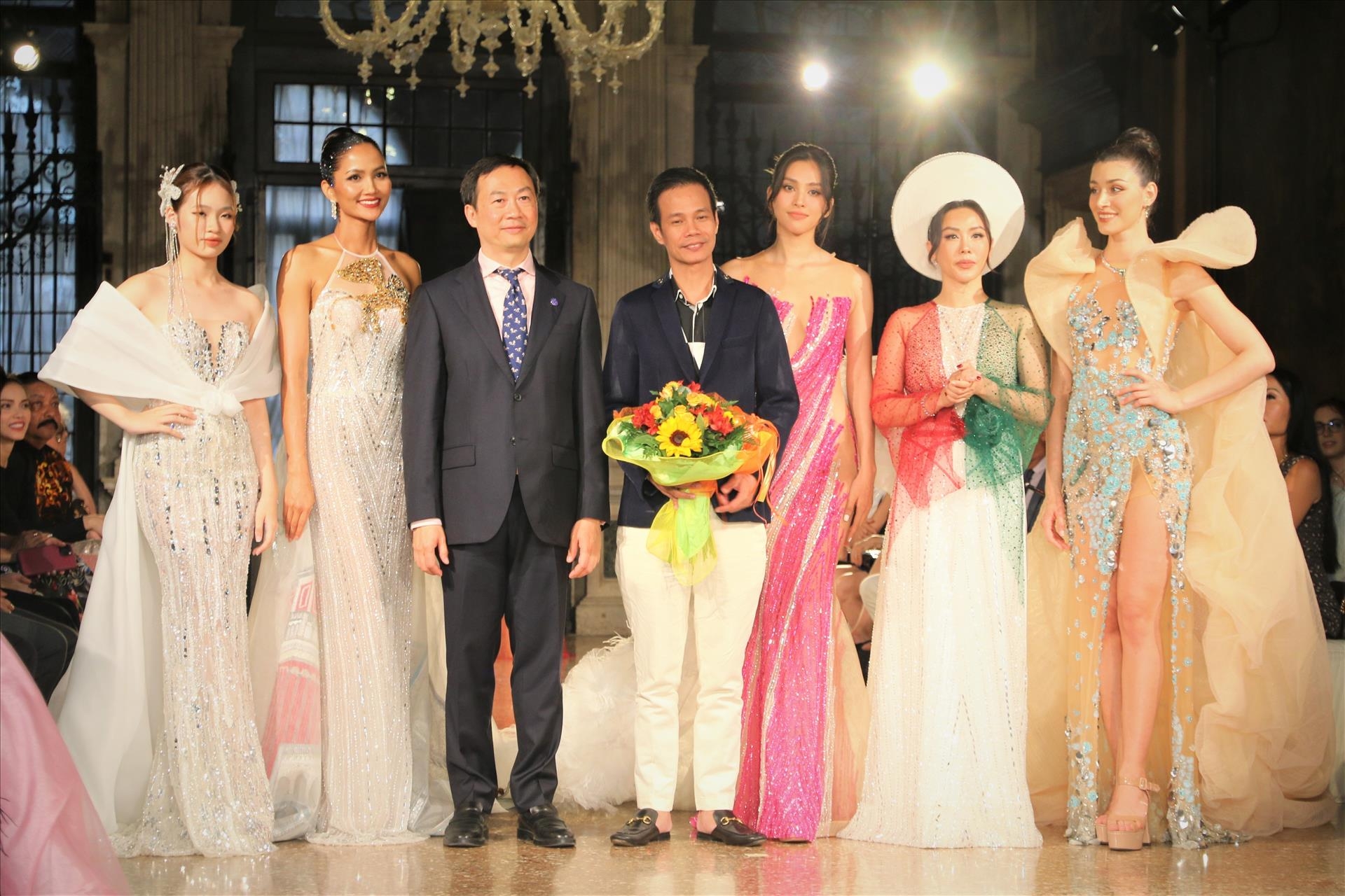 越南驻意大利大使杨海兴与设计师黄海和模特们合影。