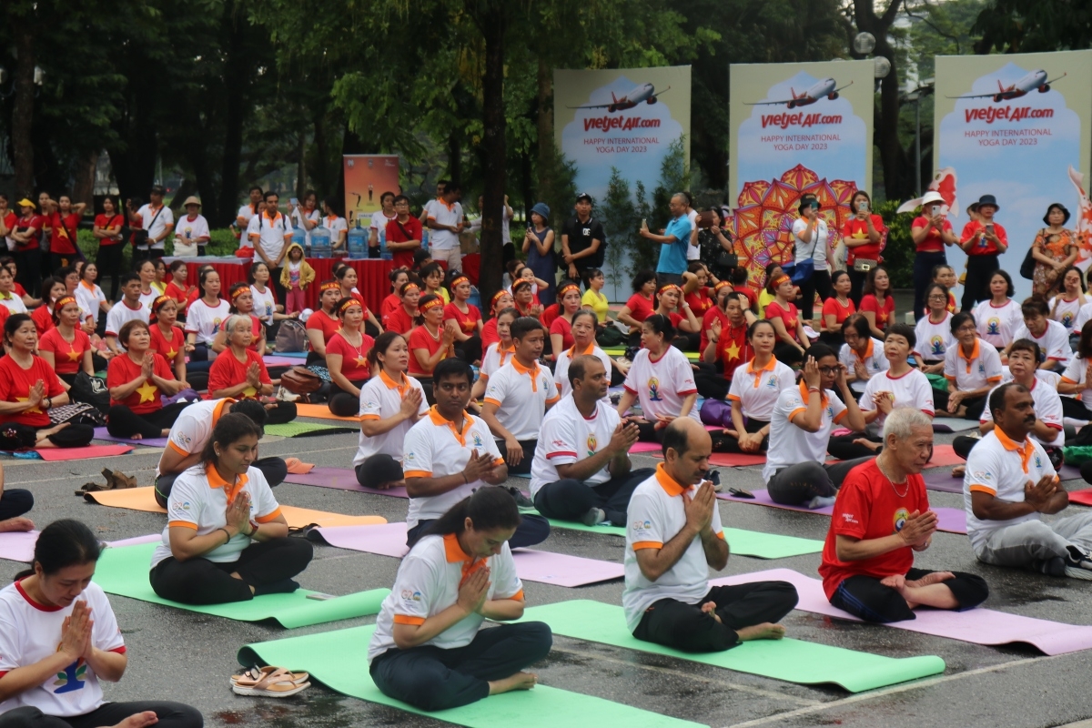 1000多人齐聚河内市参加庆祝第九届国际瑜伽日活动