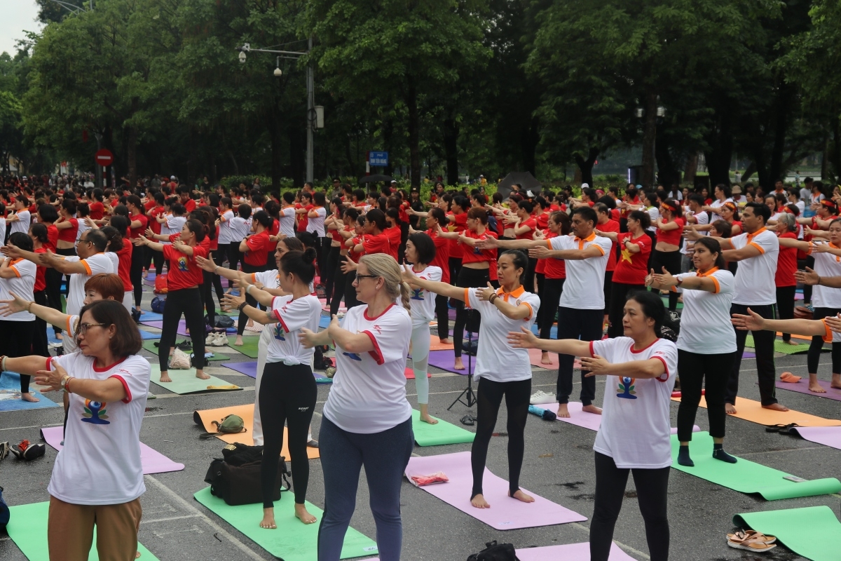 1000多人齐聚河内市参加庆祝第九届国际瑜伽日活动
