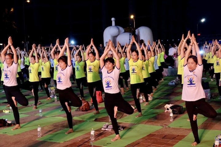 2023年岘港市瑜伽集体展演活动由越南友好组织联合会、越南-印度友好协会、岘港市瑜伽协会与印度驻越南大使馆配合举办。（图：danang.gov）