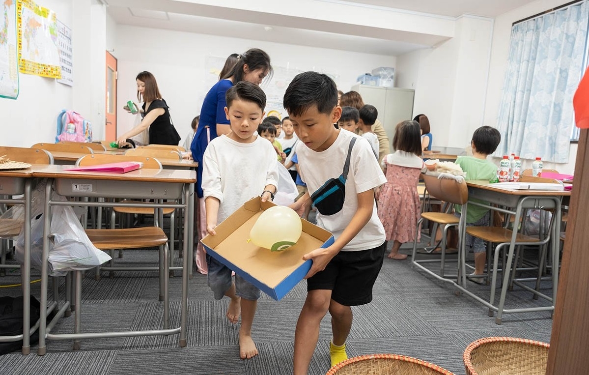 除了越南语课程外，学生也学习越南文化，并在课堂上参加许多实践活动。