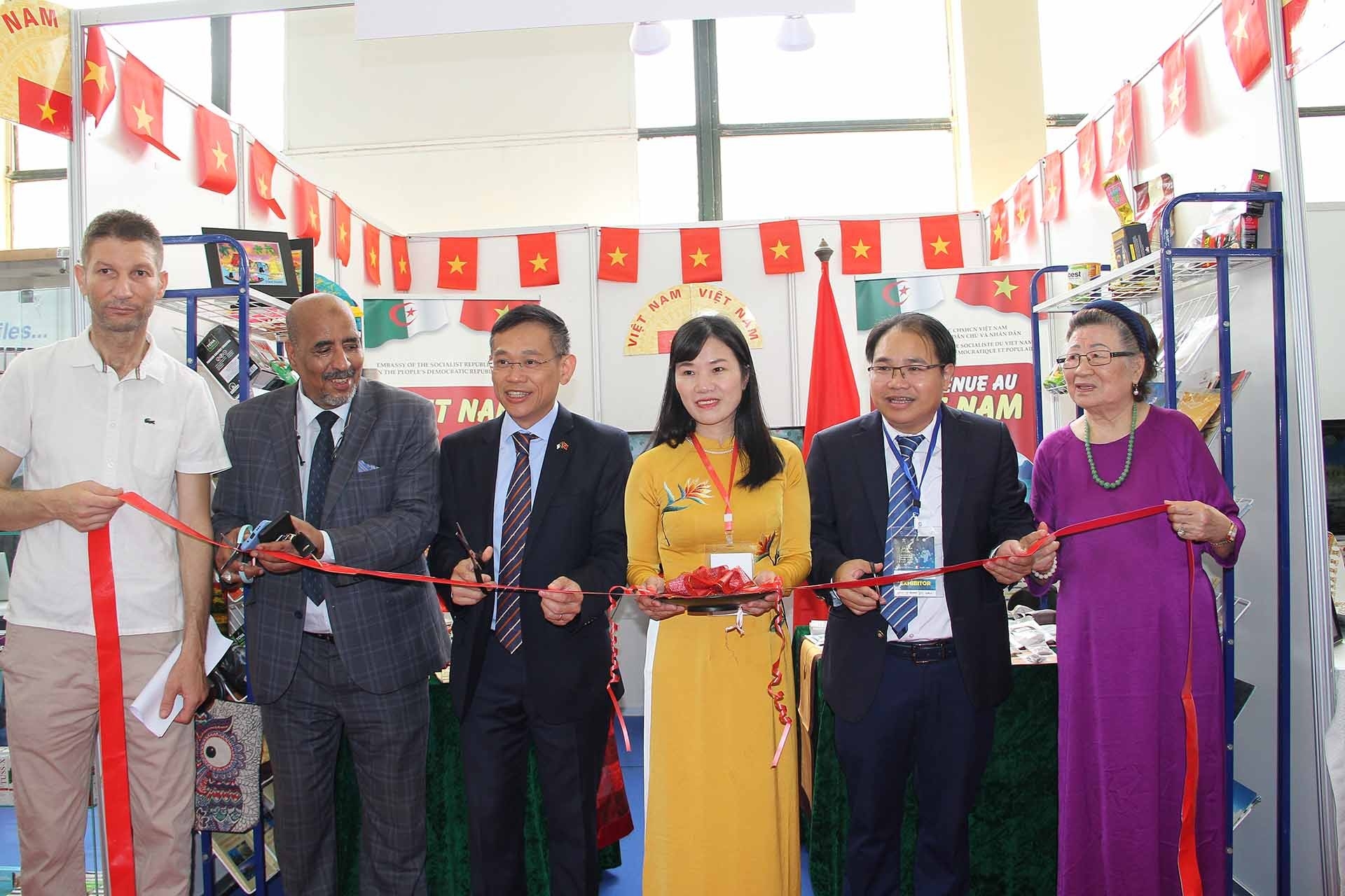 越南驻阿尔及利亚大使馆与越南驻阿尔及利亚商务处配合在2023年阿尔及尔国际博览会开设越南馆。