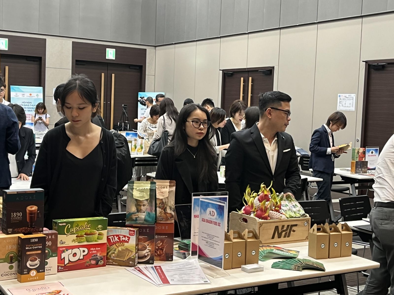 在会议框架内，越南企业带来了纺织品服装、加工食物、水果、日用品等多种产品。