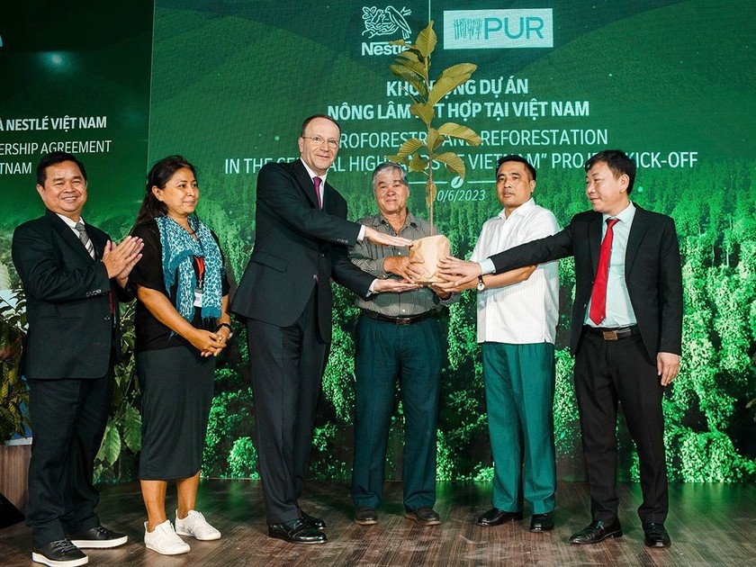 雀巢集团首席执行官马克·施耐德先生（左三）向农民移交树木，启动越南农林业项目。