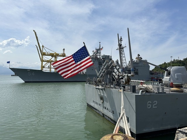 美国海军舰艇编队于6月25日停靠岘港市仙沙港。