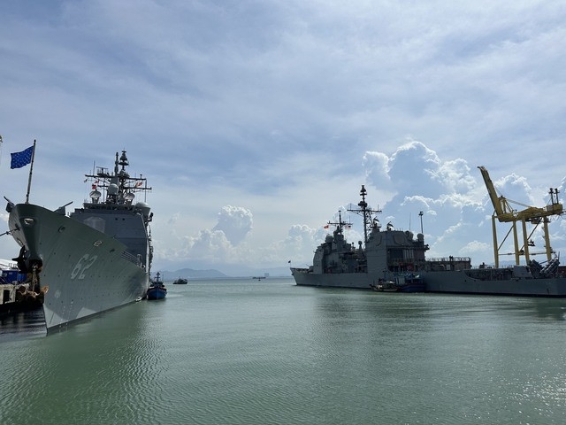 两艘护航巡洋舰停泊在近海。