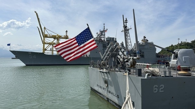 美国航母及两艘护航舰正式停靠岘港市