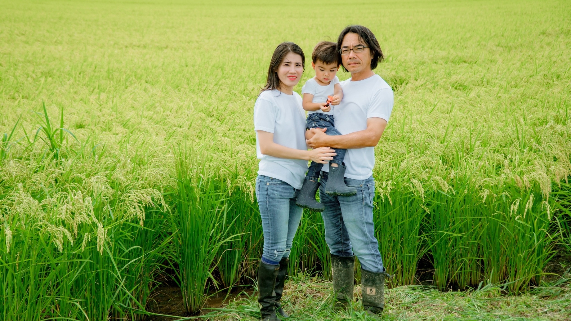 裴小姐和她的丈夫忙于季节性农业工作，所以他们必须依靠婆婆来照顾儿子。